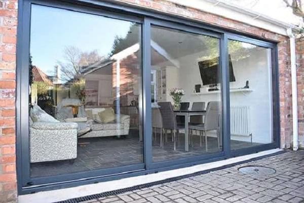 Driedelige aluminium schuifpui met 2 schuivende delen
