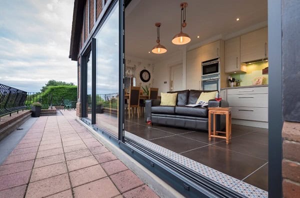 Driedelige aluminium schuifpui met 2 schuivende delen