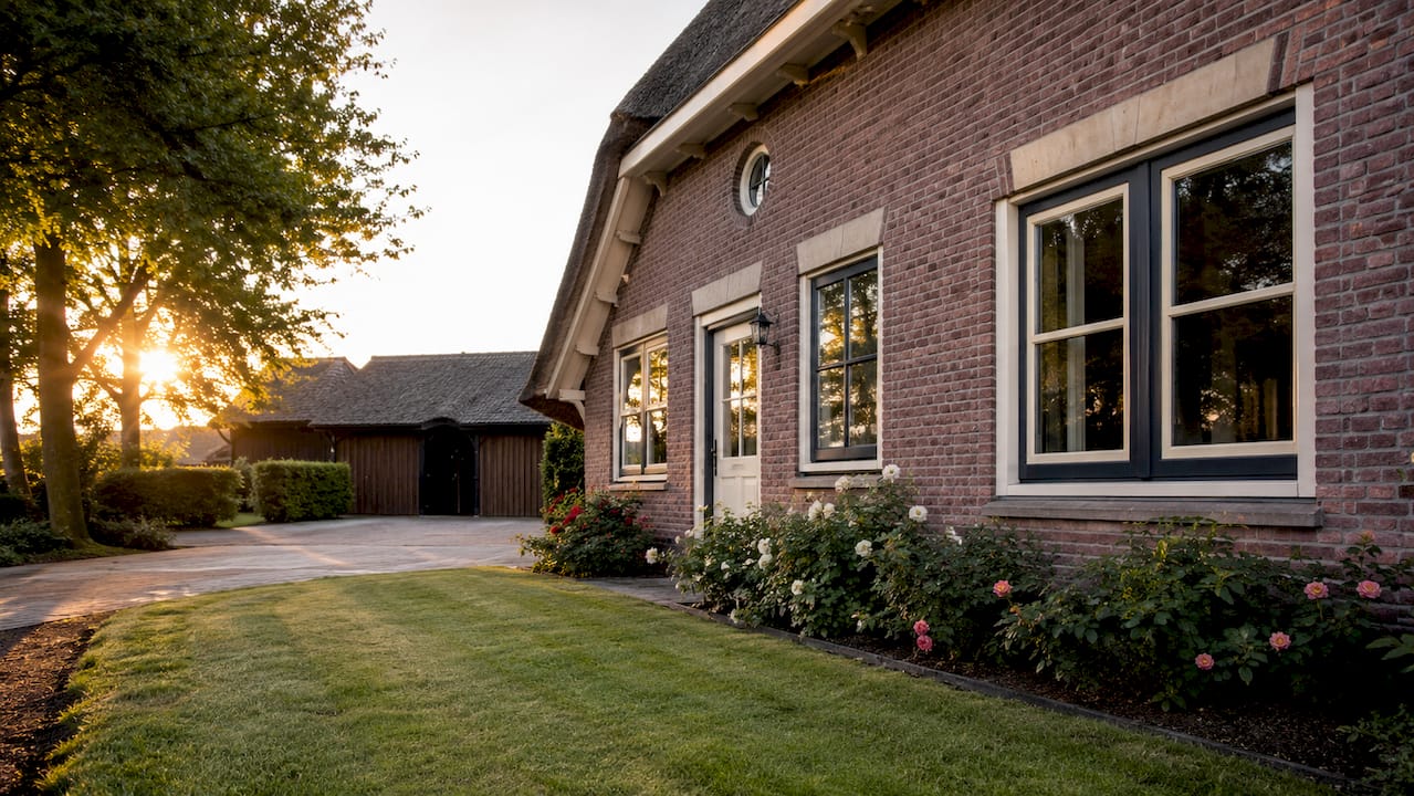 Een typisch Nederlands huis met kozijnen in wit en antraciet.