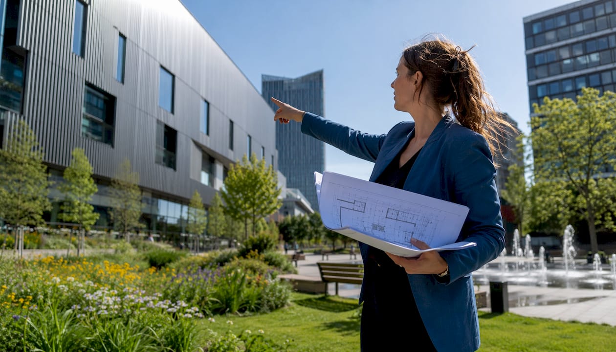 Een architect inspecteert ter plaatse de aluminium deuren van het gebouw.