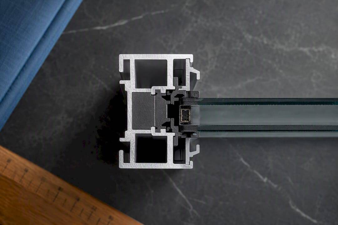 Detail van aluminium profiel naast het glas
