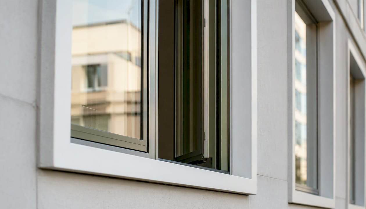 Aluminium kozijn met twee kleuren op een karakteristieke woning