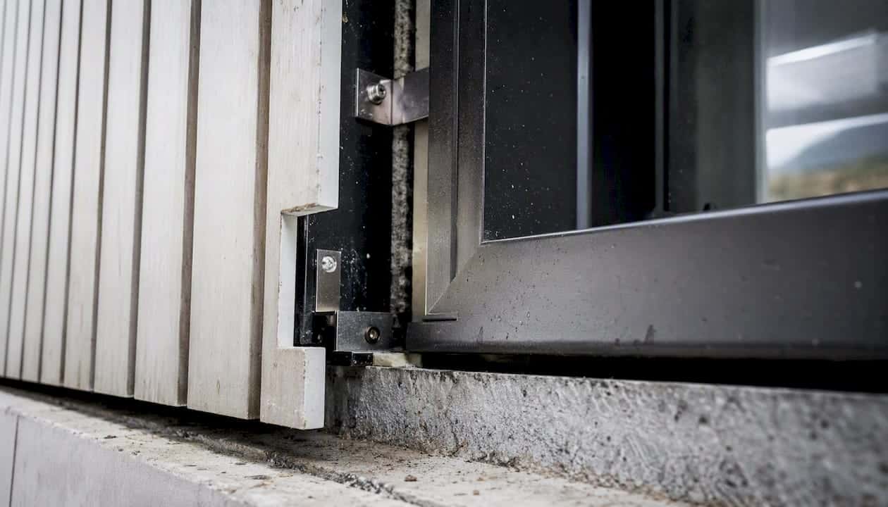 Detailopname van aluminium kozijn en geventileerde gevel