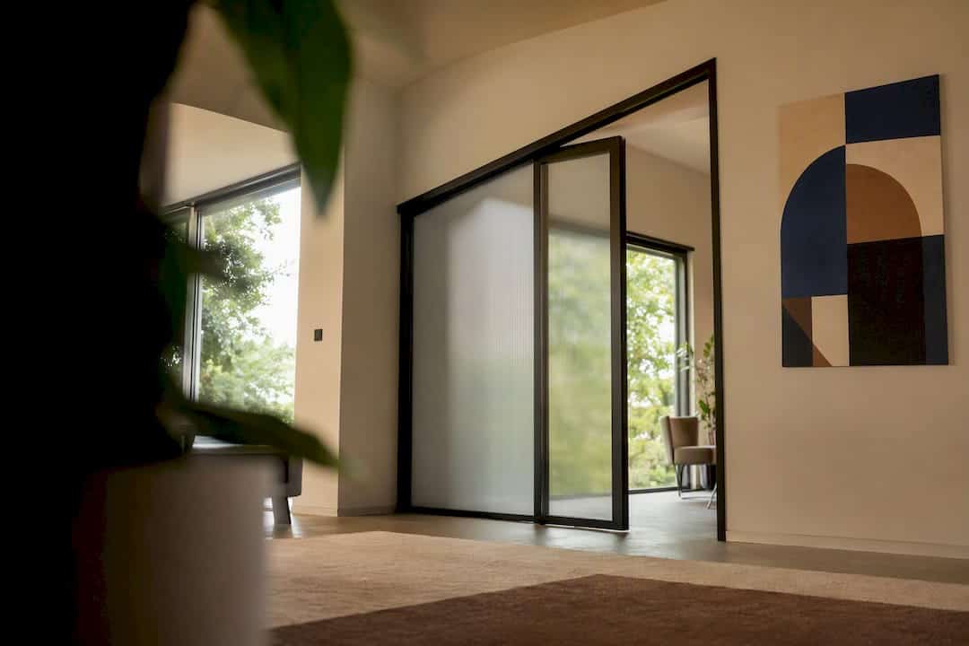 Moderne woonkamer met een creatief ontwerp van aluminium deuren