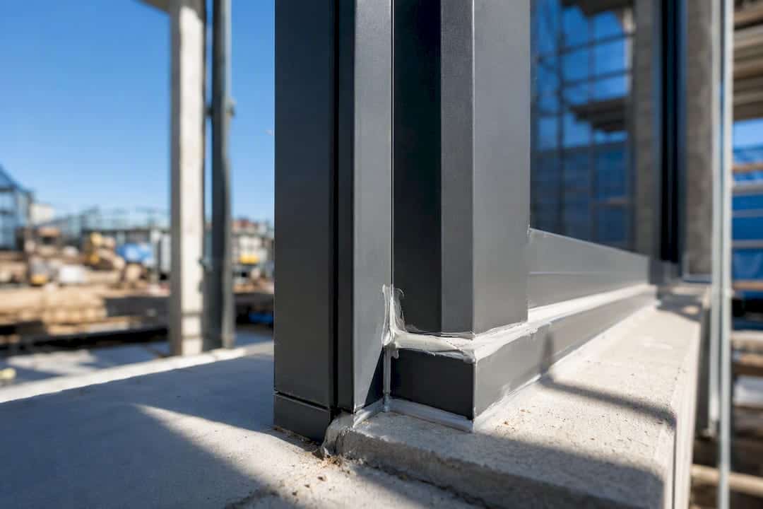 Siliconenkitnaad in de hoek van een aluminium raamkozijn