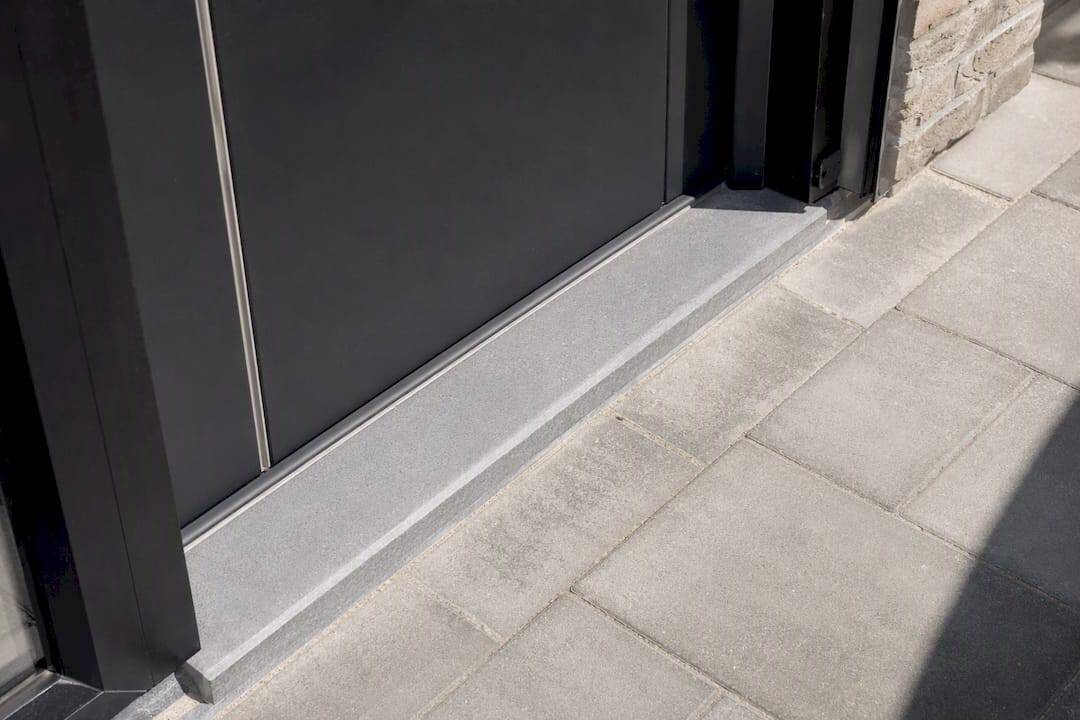 Aluminium voordeur met geïntegreerde IsoStone-drempel