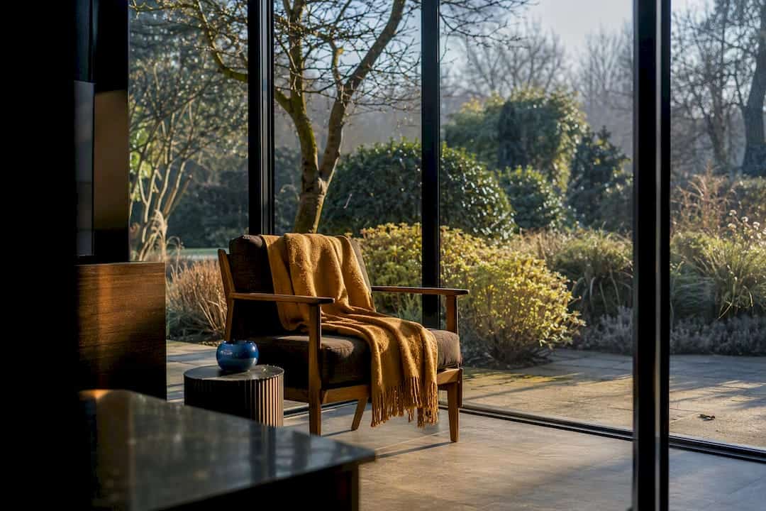 Wintertuin met slanke profielen in staallook