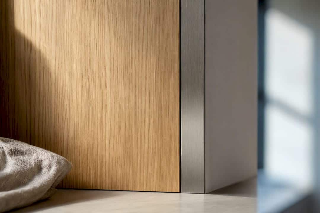 Detail van licht eikenhout met een matte metalen afwerking
