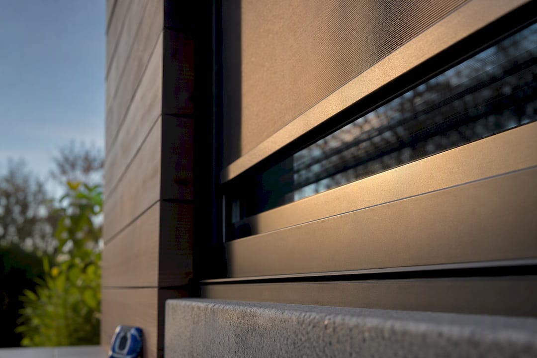 Duurzame aluminium gevel met geïntegreerde zonwering