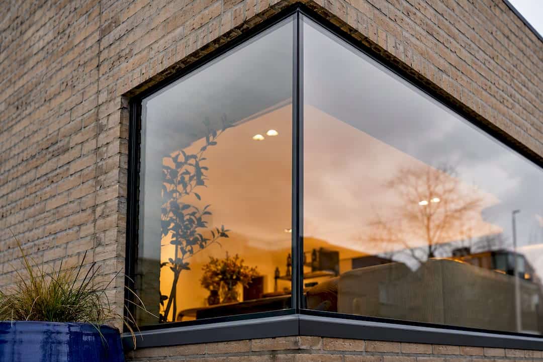Aluminium hoekbeglazing in een moderne gevel van een woning