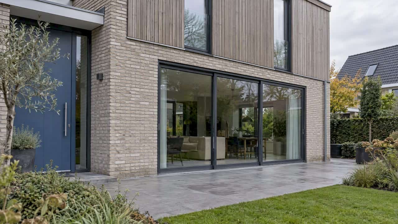 Moderne gevel met aluminium schuifdeur