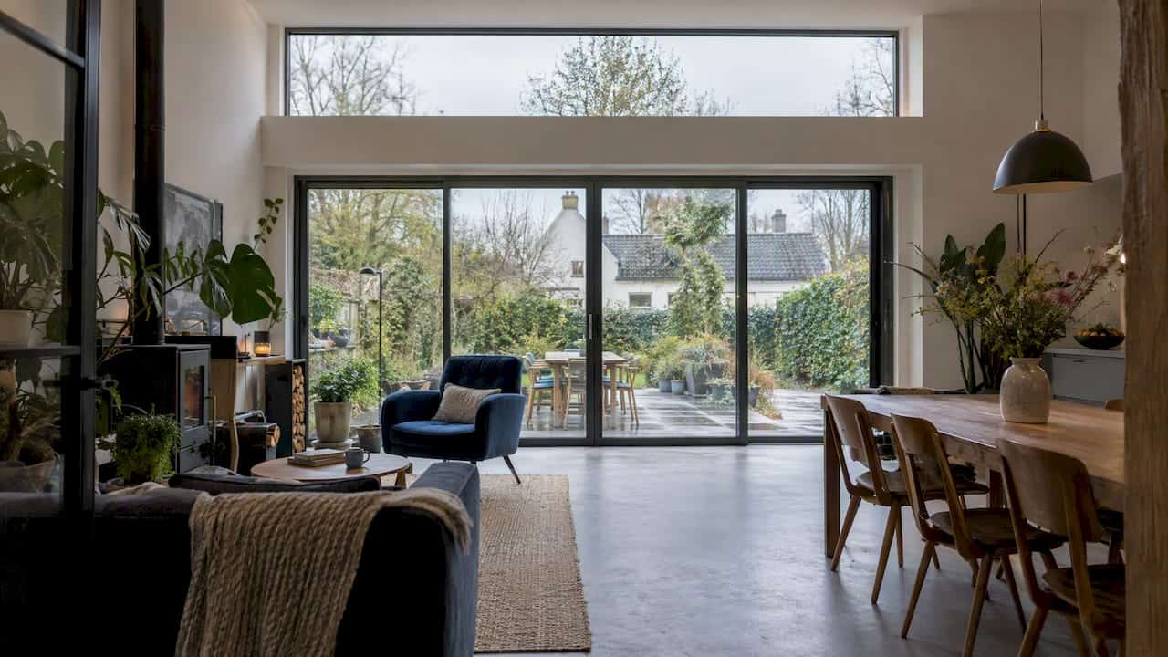 Aluminium schuifpui met bovenlicht in huis