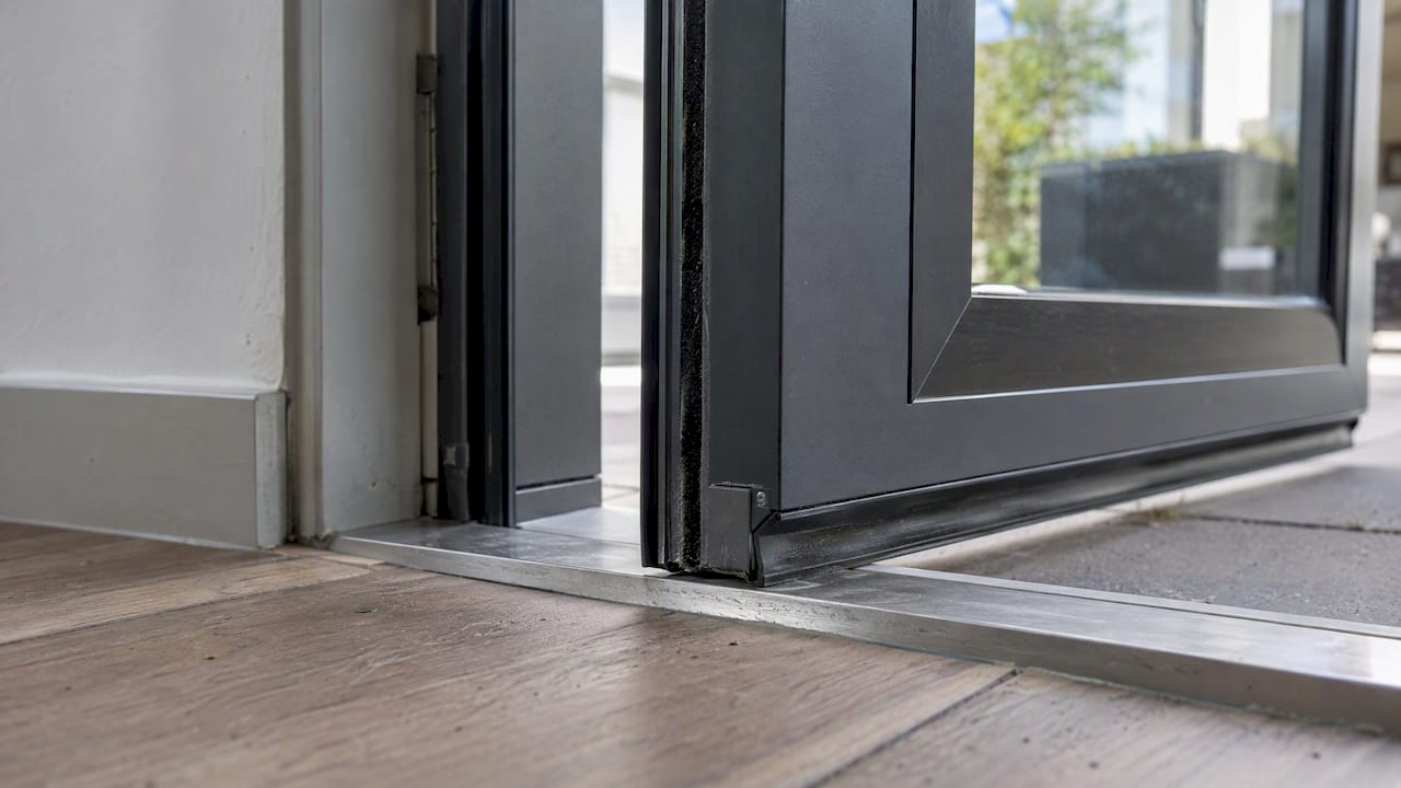 Drempel en afdichtingen bij een aluminium deur