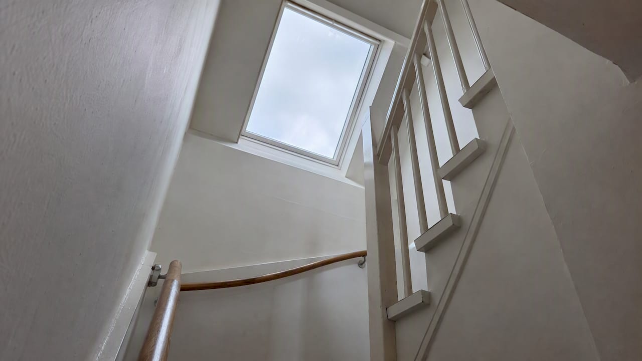 Dakraam zorgt voor licht in het trappenhuis van een rijwoning