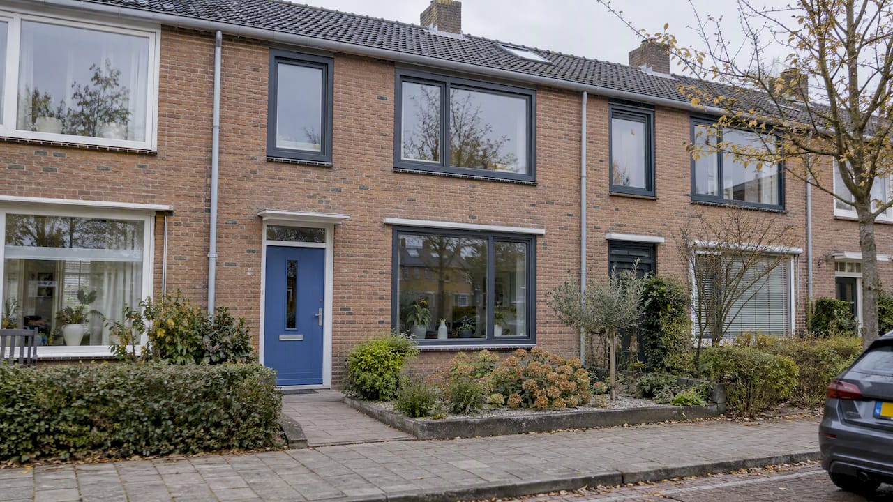 Te renoveren woning met aluminium kozijnen aan een rustige straat