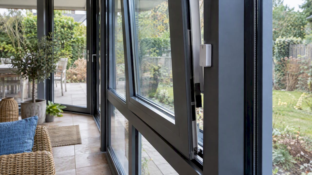 Gemotoriseerd aluminium raam met sensor in de serre