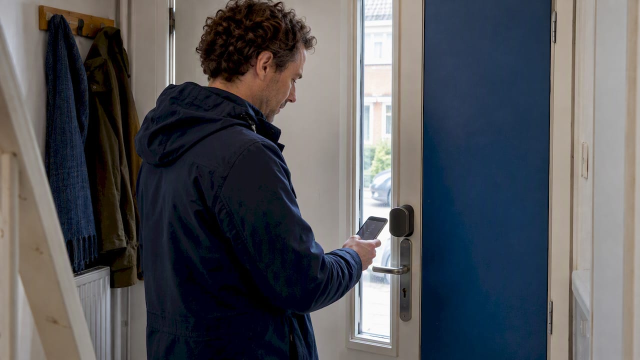Bewoner opent slim deurslot met smartphone