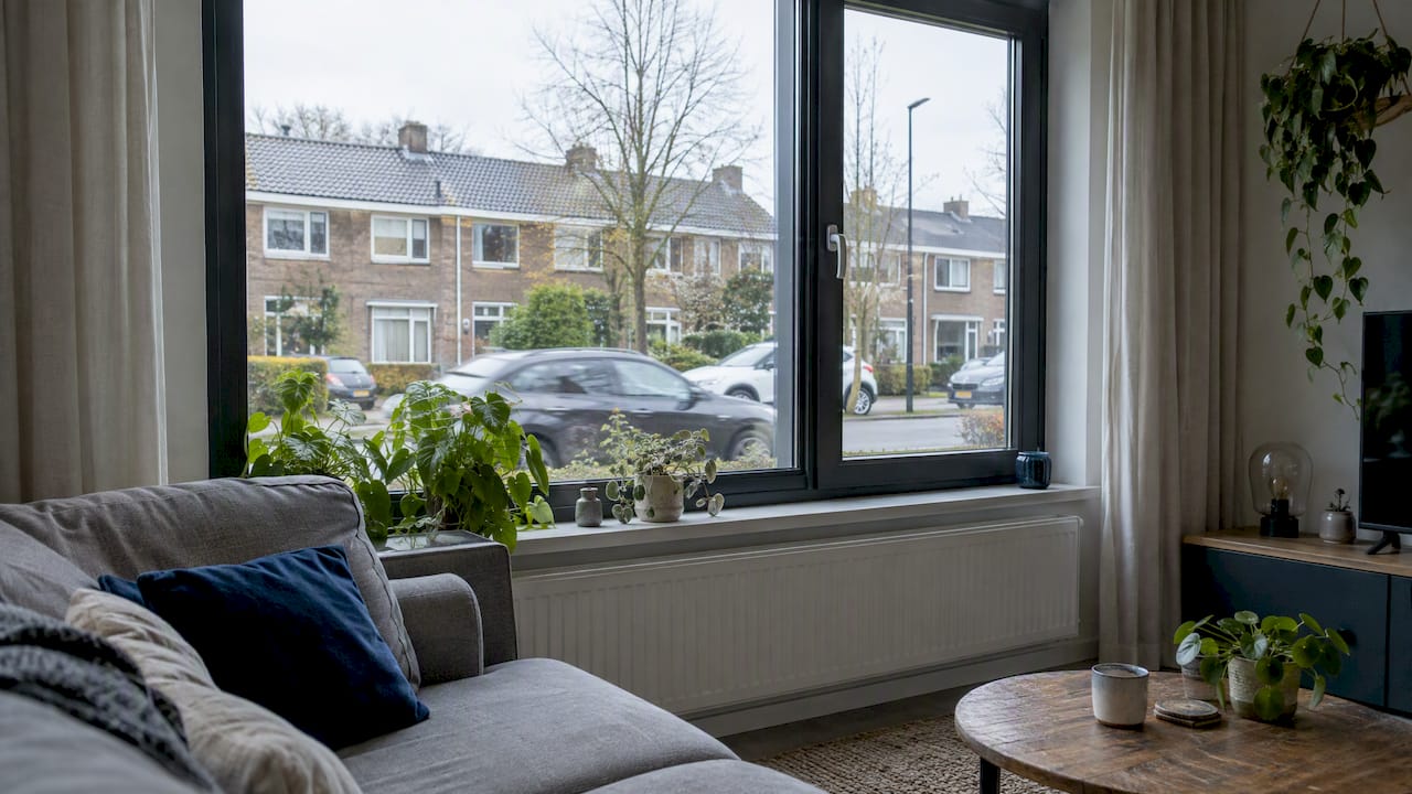 Gesloten aluminium raam aan een drukke straat